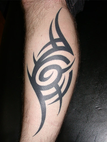 tatoo homme mollet tribal
