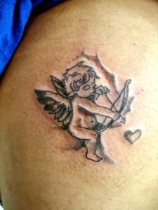 tatouage ange avec coeur