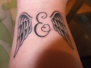 tatouage ange avec initiale