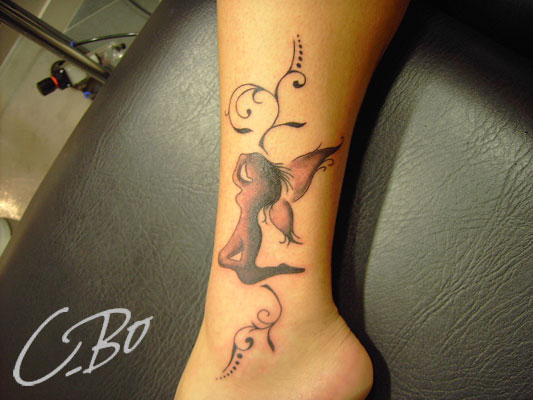 tatouage ange cheville