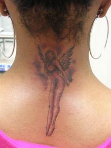 tatouage ange dans le cou