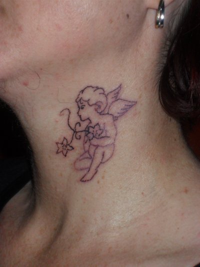 tatouage ange dans le cou