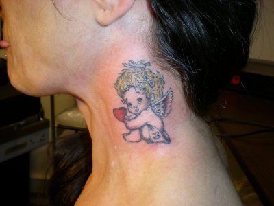 tatouage ange dans le cou
