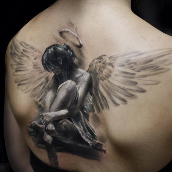 tatouage ange dans le dos