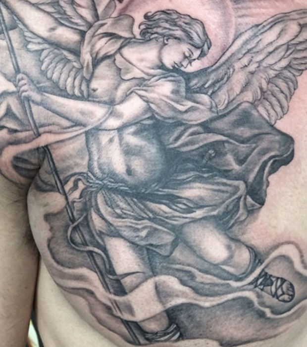 tatouage ange sur poitrine