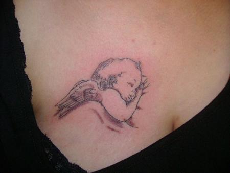 tatouage ange sur poitrine