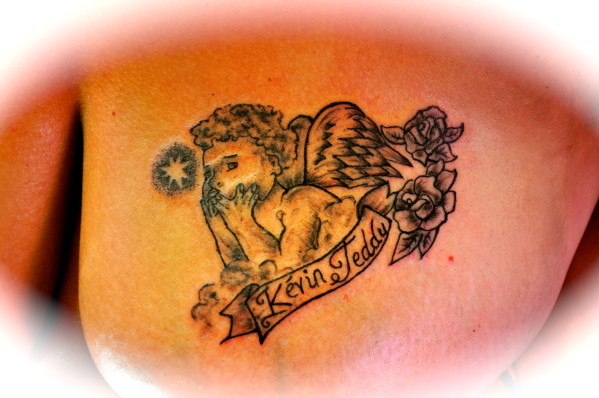 tatouage ange sur poitrine