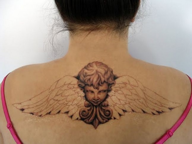 tatouage ange sur poitrine