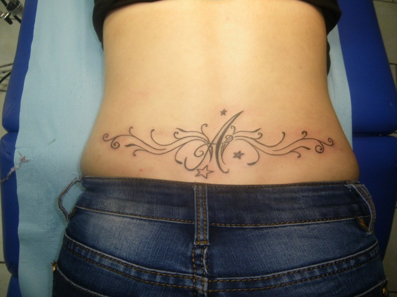 tatouage arabesque bas du dos femme