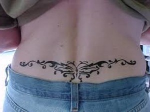 tatouage arabesque bas du dos femme