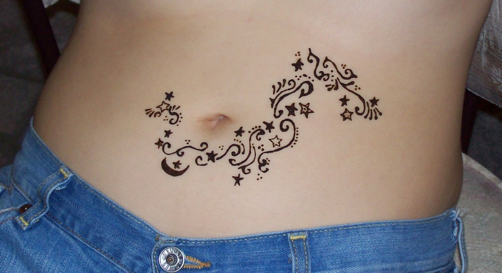 tatouage au ventre femme