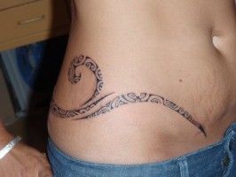 tatouage au ventre femme