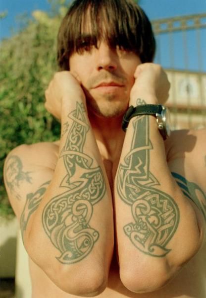 tatouage avant bras anthony kiedis