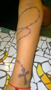 tatouage avant bras chapelet