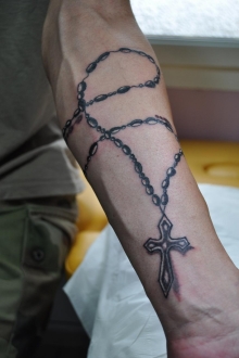 tatouage avant bras chapelet