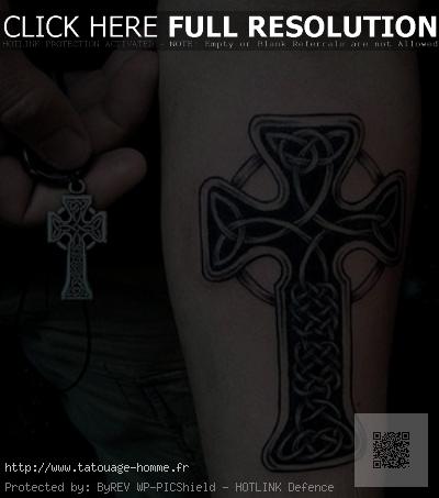 tatouage avant bras croix