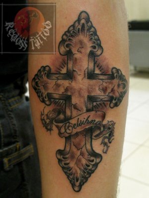 tatouage avant bras croix