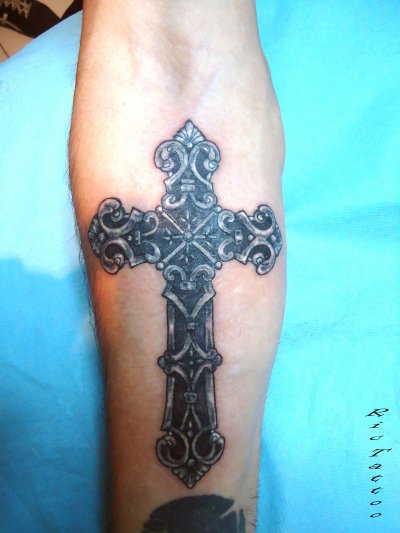 tatouage avant bras croix