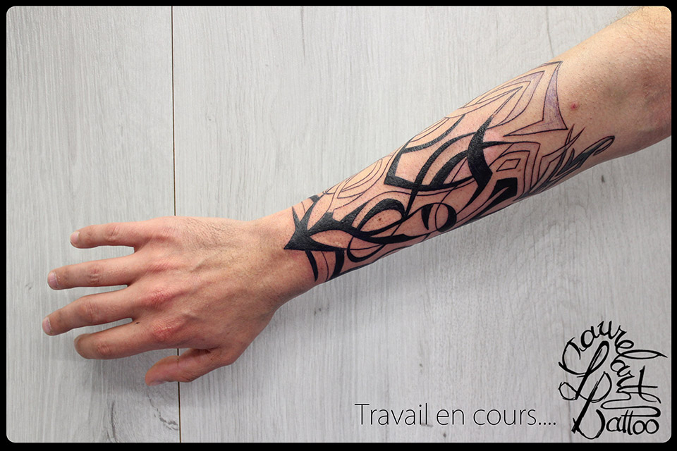 tatouage avant bras et travail
