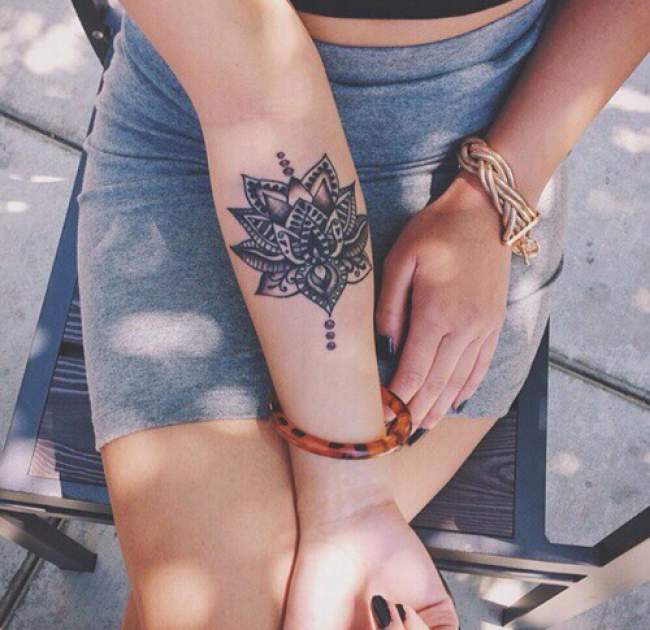 tatouage avant bras femme fleur