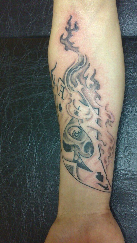 tatouage avant bras flamme