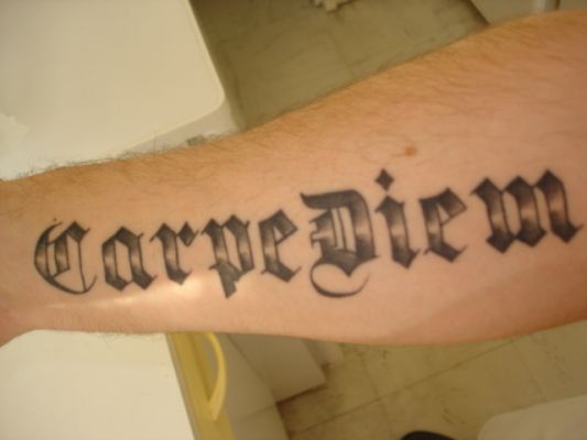 tatouage avant bras homme carpe diem