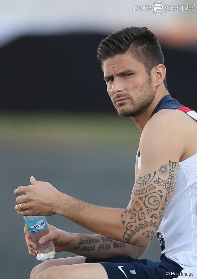 tatouage avant bras joueur foot