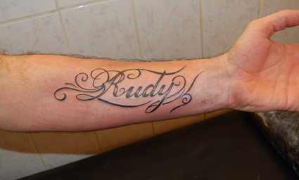 tatouage avant bras lettrage