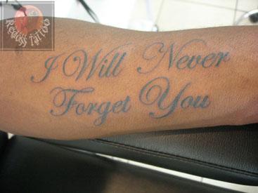 tatouage avant bras lettrage