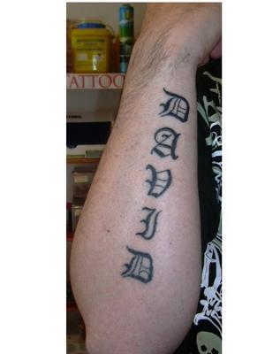 tatouage avant bras lettre gothique