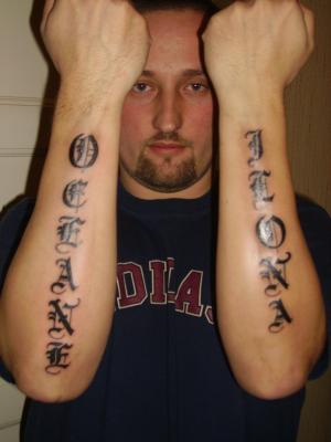 tatouage avant bras lettre gothique