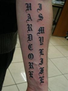tatouage avant bras lettre gothique
