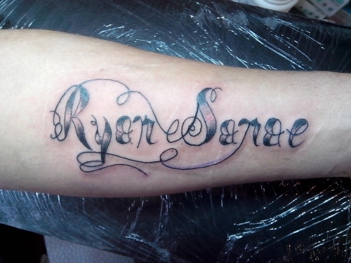 tatouage avant bras lettre gothique