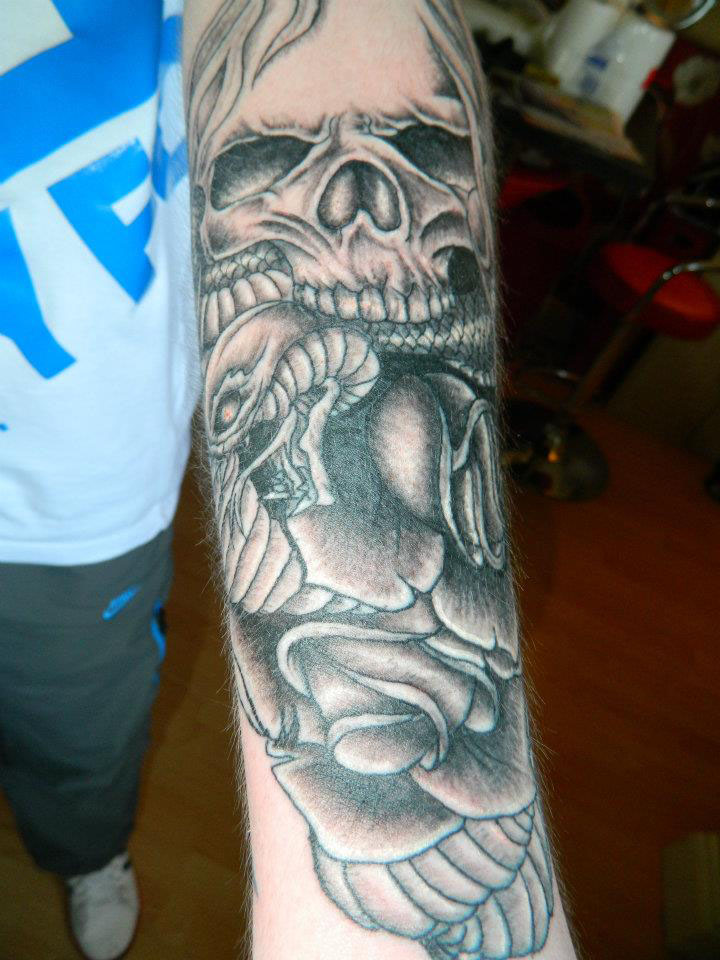 tatouage avant bras tête de mort