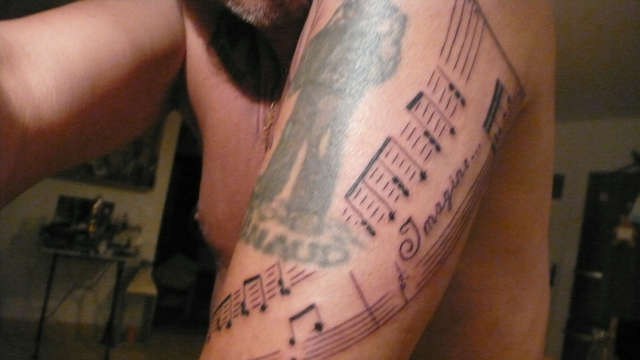 tatouage avant bras veni vidi vici