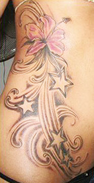 tatouage avec une fleur