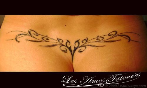 tatouage bas du dos femme arabesque
