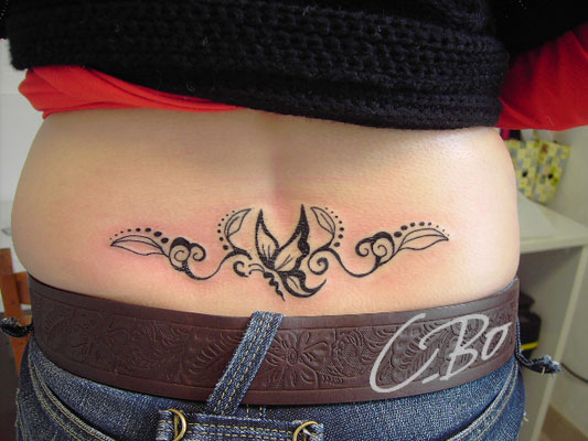 tatouage bas du dos femme arabesque