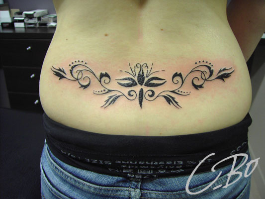 tatouage bas du dos femme arabesque