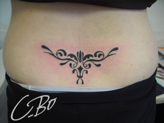 tatouage bas du dos femme arabesque