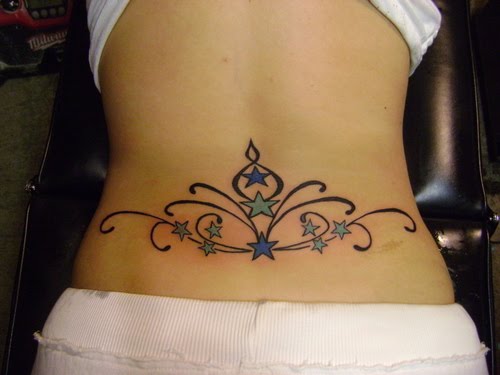 tatouage bas du dos femme arabesque