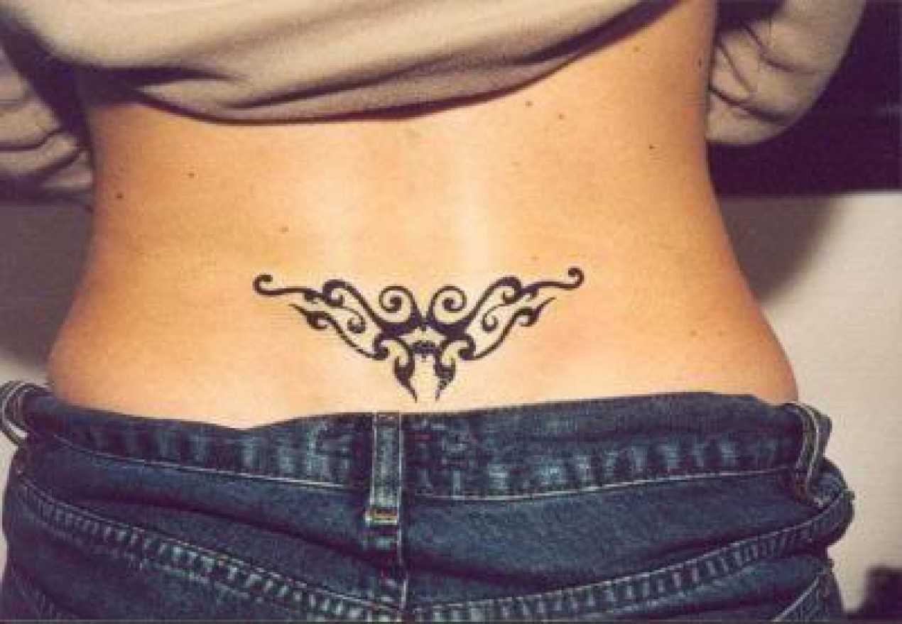 tatouage bas du dos femme tribal