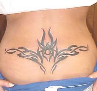 tatouage bas du dos femme tribal