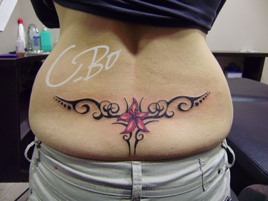 tatouage bas du dos fleur tribal