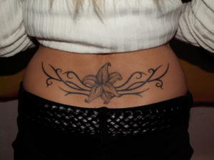 tatouage bas du dos fleur tribal