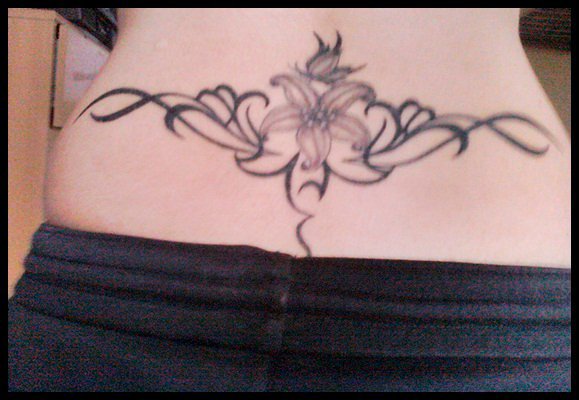 tatouage bas du dos fleur tribal
