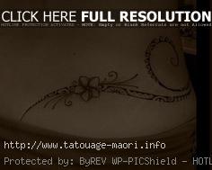 tatouage bas du dos fleur tribal