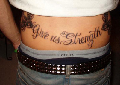 tatouage bas du dos phrase