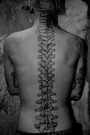 tatouage biomecanique colonne vertebrale