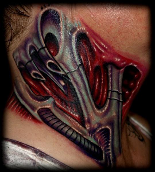 tatouage biomecanique cou